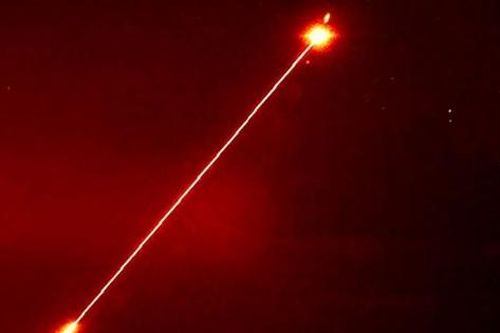 Phương Tây đẩy mạnh phát triển vũ khí laser chống máy bay không người lái và tên lửa