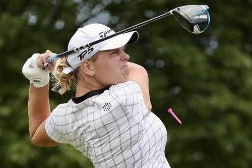 Hàng trăm nữ golfer đệ đơn yêu cầu loại tay golf chuyển giới Hailey Davidson