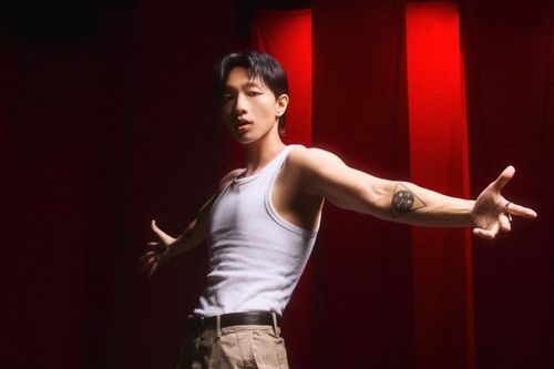 Hoàng Dũng nhảy cực sung trong MV 'La bàn'