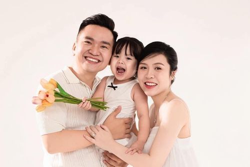 Lần đầu MC Hạnh Phúc VTV đăng ảnh lộ diện vợ khoe tin vui không ngờ