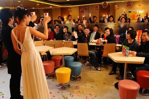 Chán đám cưới truyền thống, người trẻ tổ chức hôn lễ ở quán lẩu, karaoke