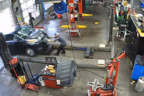 Thợ sửa xe bị đồng nghiệp tông gục bởi sai lầm hy hữu khi đưa ô tô vào gara
