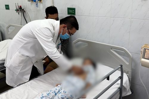 Bé gái 4 tuổi xuất huyết thực quản do nuốt pin