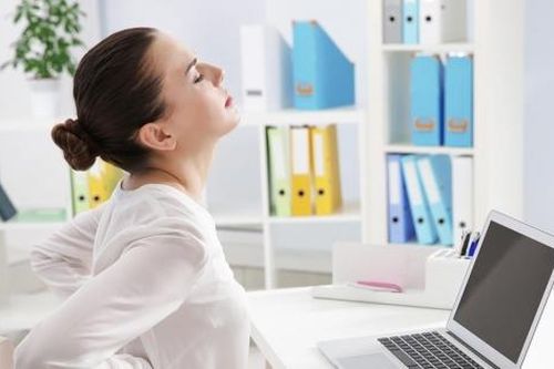 Vì sao gen Z chưa già đã đau lưng, mỏi gối, tê tay?