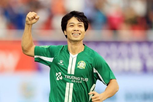 Công Phượng cùng loạt cầu thủ nổi tiếng đối đầu với Hòa Bình FC; Xavi là ứng viên số 1 thay Ten Hag dẫn dắt MU