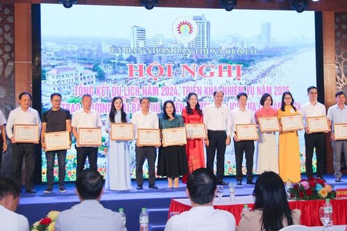 UBND tỉnh Nghệ An tặng Bằng khen cho 9 tập thể, cá nhân có thành tích xuất sắc trong hoạt động du lịch Cửa Lò năm 2024
