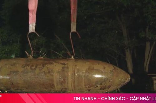 Trục vớt và di dời an toàn quả bom nặng hơn 1,3 tấn gần cầu Long Biên