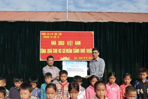 Hỗ trợ sách cho học sinh sau bão: Để không gián đoạn hành trình đi tìm con chữ
