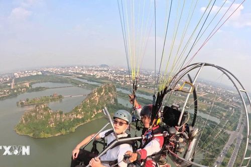 Trải nghiệm dù lượn ngắm vẻ đẹp vùng đất di sản Ninh Bình