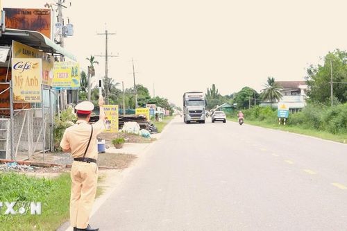 Tây Ninh: Rà soát các đối tượng 'canh đường' cho phương tiện chở quá tải