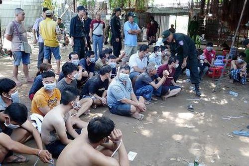 Khởi tố 30 đối tượng tham gia sòng bạc quy mô lớn