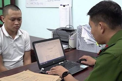 Mâu thuẫn tiền bạc, gã đàn ông bắt giữ con của đối tác
