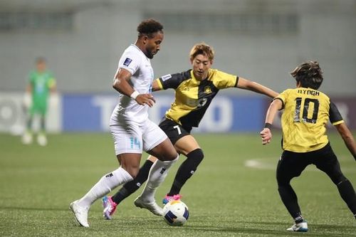 Nguyễn Xuân Son ghi bàn cho Nam Định trước Tampines Rovers