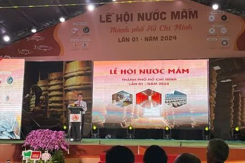Đầu bếp nước ngoài đến Việt Nam chế biến món ăn với nước mắm