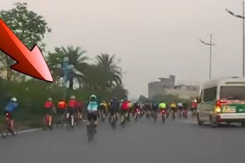 Hàng chục xe đạp thể thao dàn hàng, chặn kín đường đi sân bay Nội Bài