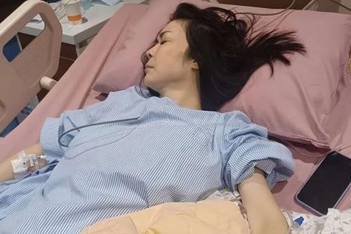Nữ diễn viên đi khám bị ung thư đại trực tràng giai đoạn cuối, bỏ qua dấu hiệu màu đỏ tím trên lưỡi