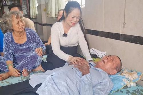 Vợ chồng nghèo đem con đi cho, đứa trẻ bất ngờ trở về gặp bố lần cuối sau 44 năm
