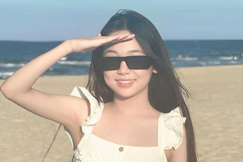 'Con gái' Việt Anh khoe cặp kiếm Nhật dài miên man ở tuổi 13