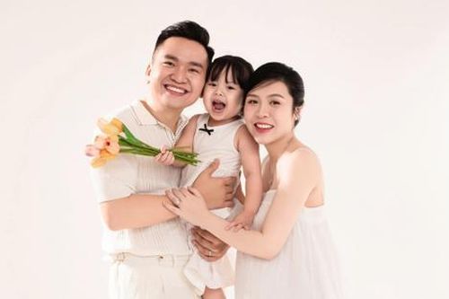 Nam MC nổi tiếng bất ngờ công khai vợ sau nhiều năm kết hôn