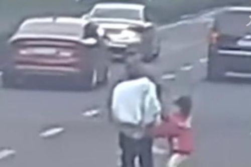 Cha ruột nhẫn tâm đẩy con gái vào dòng xe đang chạy, camera ghi lại khoảnh khắc gây sốc
