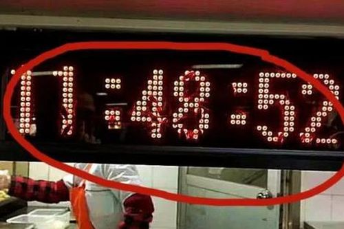 Một bức ảnh tình cờ chụp ở căn tin khiến nhóm bạn trẻ hoảng sợ