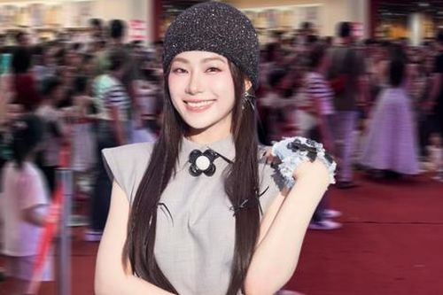 Lương Bích Hữu ngã vào khán giả khi đang biểu diễn, nói câu ấm lòng sau khi đứng dậy