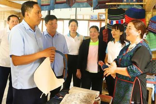 Vai trò của phụ nữ các dân tộc đối với phát triển kinh tế ở Lào Cai