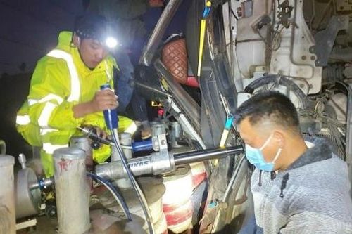 Những người hùng thầm lặng ngày đêm bám 'cung đèo tử thần' giúp người gặp nạn ở Kon Tum