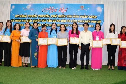Cán bộ phụ nữ thi kỹ năng tuyên truyền pháp luật và giải quyết các vấn đề xã hội