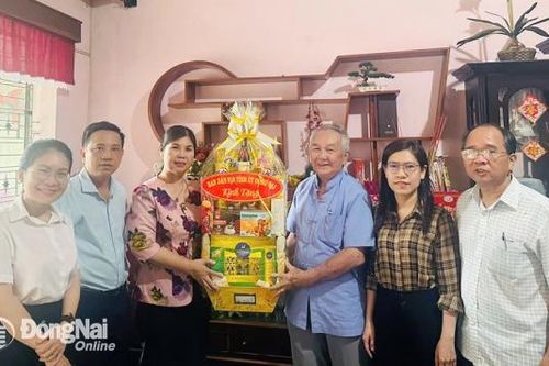 Thăm hỏi người có uy tín tiêu biểu trong đồng bào người Hoa tại thành phố Biên Hòa