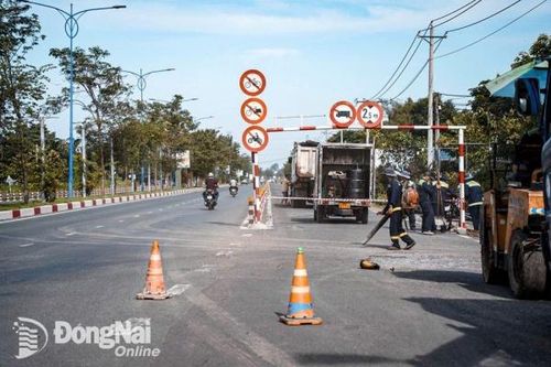 Sửa chữa, dặm vá nhiều 'ổ gà' trên tuyến đường Đặng Văn Trơn