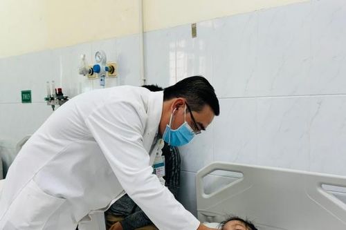 Bé gái ở Trảng Bom nuốt phải cục pin đồng hồ gây loét và xuất huyết thực quản