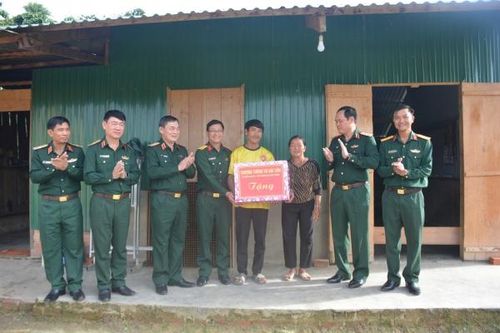 Thượng tướng Vũ Hải Sản - Thứ trưởng Bộ Quốc phòng kiểm tra tại Đoàn Kinh tế Quốc phòng Lâm Đồng