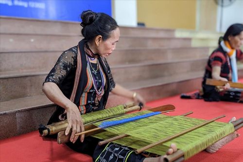 Hồi sinh thổ cẩm Cơ Tu ở Hòa Bắc