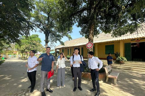 Đoàn công tác của Đại sứ quán Nhật Bản khảo sát tại trường Tiểu học Hiền Lương, huyện Hạ Hòa