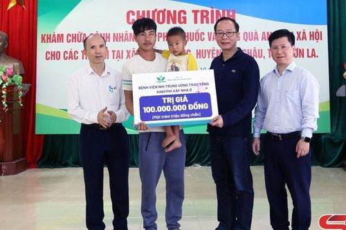 Chương trình xóa nhà tạm, nhà dột nát, khám chữa bệnh, phát thuốc và tặng quà an sinh xã hội tại xã Chiềng Đông