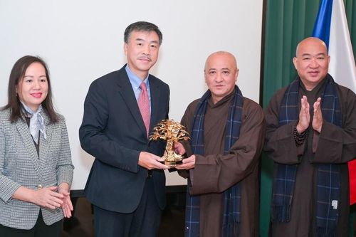 Phái đoàn GHPGVN thăm Đại sứ quán Việt Nam tại Cộng hòa Séc