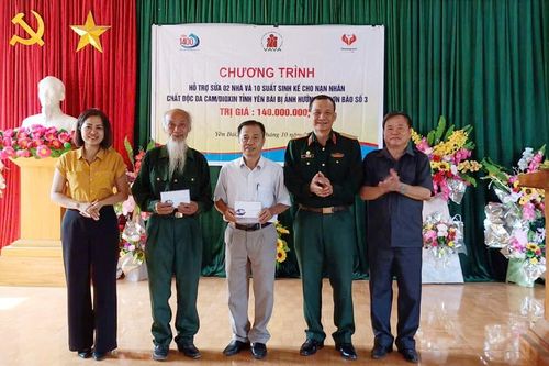 Văn Chấn (Yên Bái): Cựu chiến binh, nạn nhân chất độc da cam Bùi Duy Nồng nhận kinh phí hỗ trợ sửa chữa, làm nhà