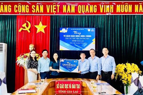 Nhà xuất bản Giáo dục Việt Nam tặng quà và sách cho các em học sinh nghèo