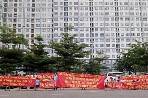 Hàng nghìn cư dân khổ sở vì chủ đầu tư không bàn giao quỹ bảo trì