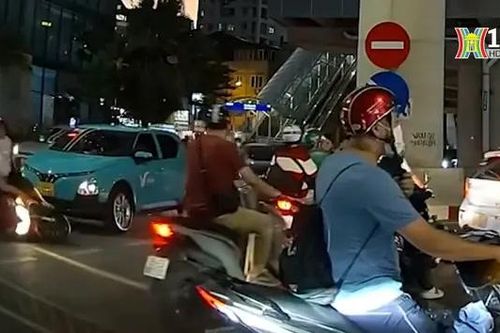 Xe máy gặp tai nạn vì chuyển hướng cắt mặt ô tô