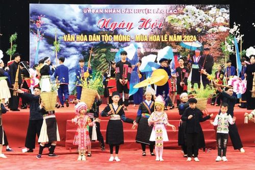 Đặc sắc trang phục dân tộc Mông