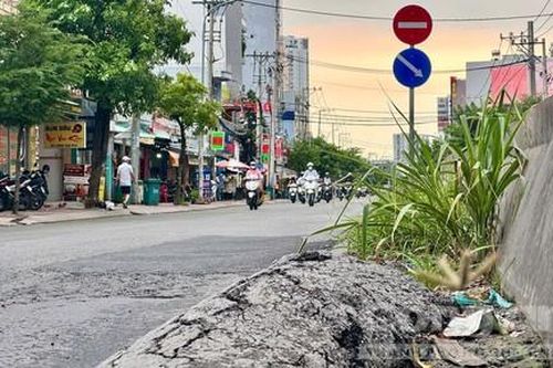 Phóng sự ảnh: Vô số 'bẫy ngầm' giăng đầy trên đường Huỳnh Tấn Phát