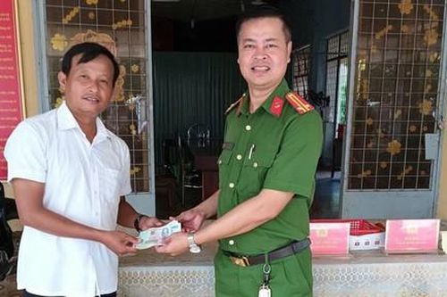 Nhiều người dân nhờ Công an trả lại tiền cho người đánh rơi, chuyển khoản nhầm