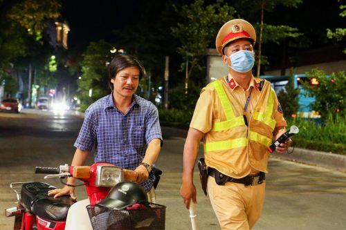 Uống rượu bia rồi dắt xe máy qua chốt CSGT, có bị phạt nồng độ cồn?