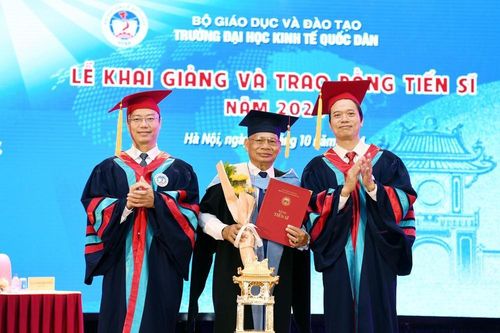 Đại học Kinh tế quốc dân trao bằng cho hơn 90 tân tiến sĩ 2024