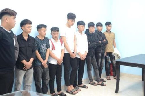Khởi tố 20 thanh thiếu niên mang dao phóng lợn, bom xăng đi hỗn chiến