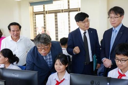 Trường THCS Cao Viên tiếp nhận phòng máy tính trị giá 600 triệu đồng