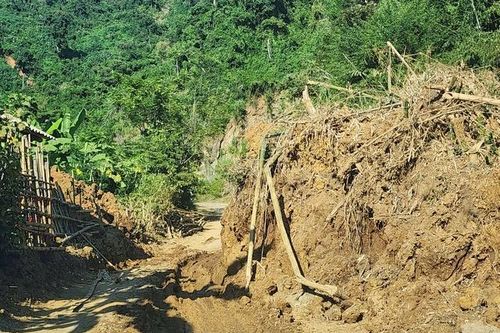Nguy hiểm rình rập tại nhiều tuyến đường ở Thanh Hóa sau mưa lũ
