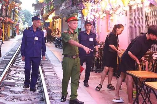 Công an 2 quận kiểm tra đột xuất toàn tuyến 'phố đường tàu'